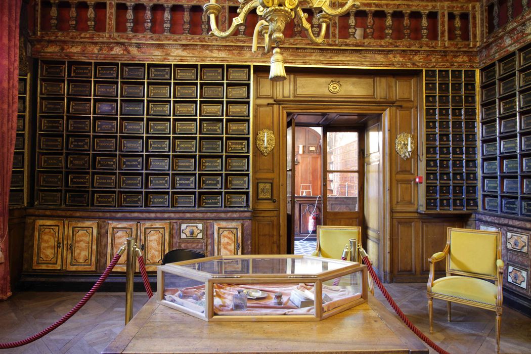 hôpital Saint-Jacques : Apothicairerie, salle de la pharmacie