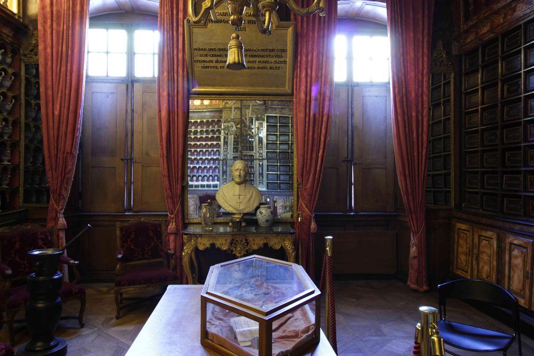 hôpital Saint-Jacques : Apothicairerie, salle de la pharmacie