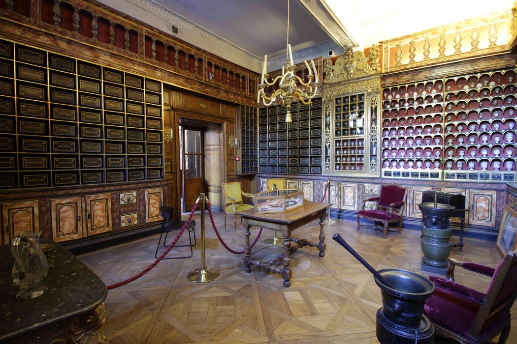 hôpital Saint-Jacques : Apothicairerie, salle de la pharmacie - © Ministère de la Culture (France), Conservation des antiquités et des objets d’art du Doubs, tous droits réservés