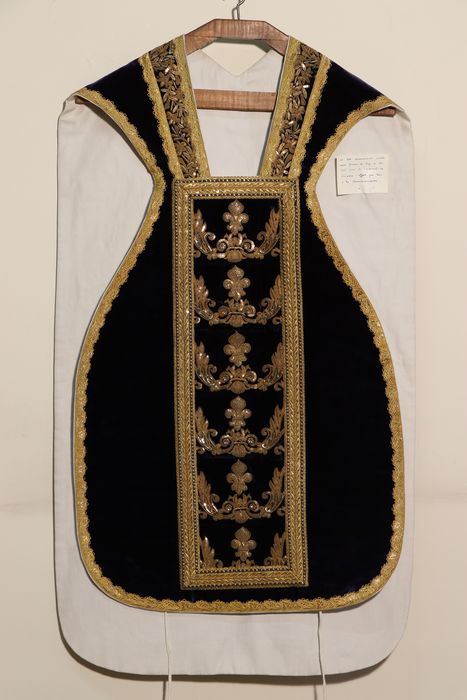 chasuble (ornement violet dit à tort "du cardinal de Rohan") - © Ministère de la Culture (France), Conservation des antiquités et des objets d’art du Doubs – Tous droits réservés 