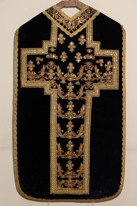 chasuble (ornement violet dit à tort "du cardinal de Rohan")