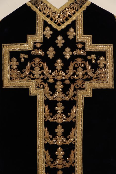 chasuble (ornement violet dit à tort "du cardinal de Rohan"), vue partielle