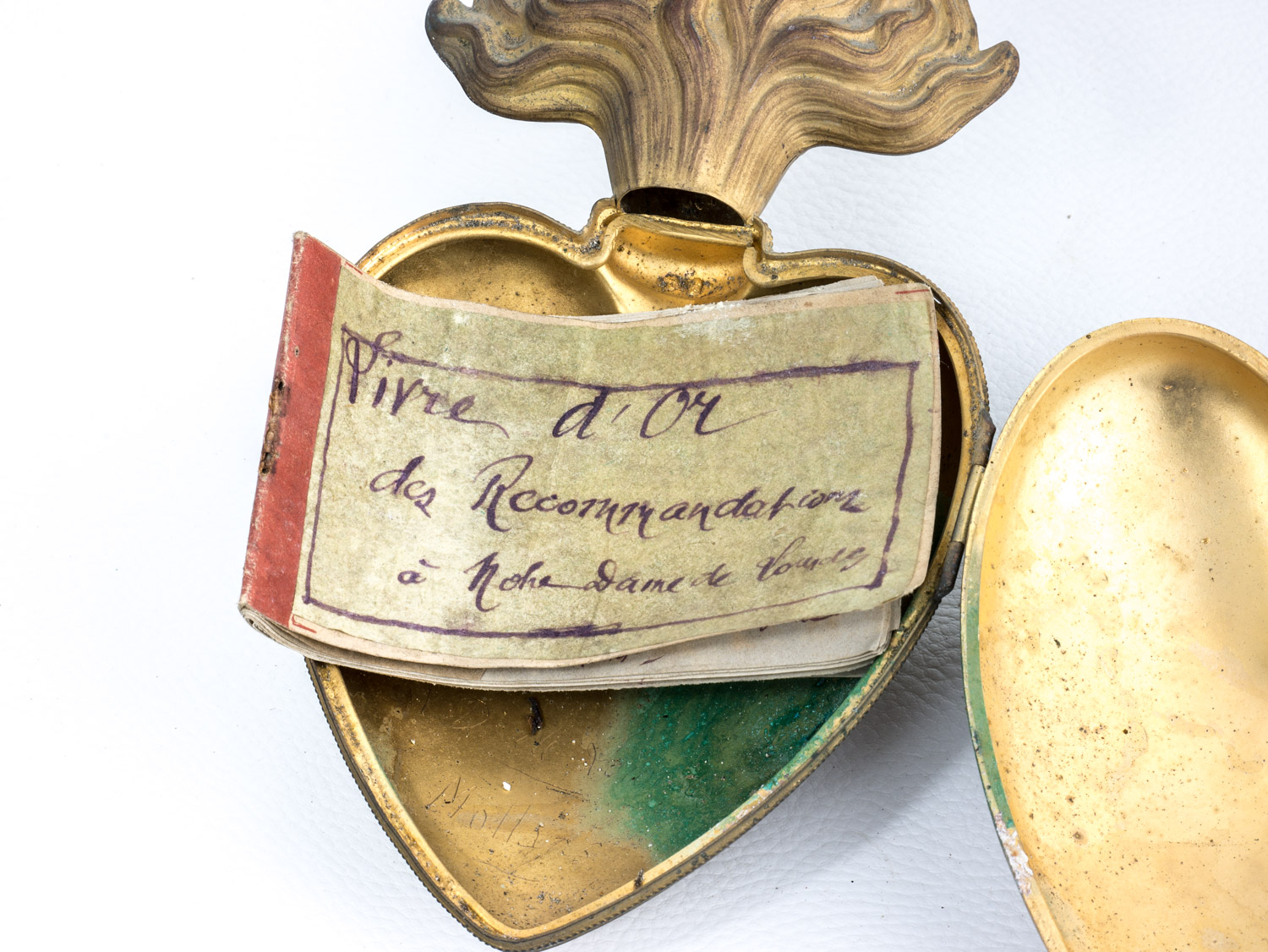 coeur ex-voto de la guerre de 1914-1918 : carnet à l’intérieur