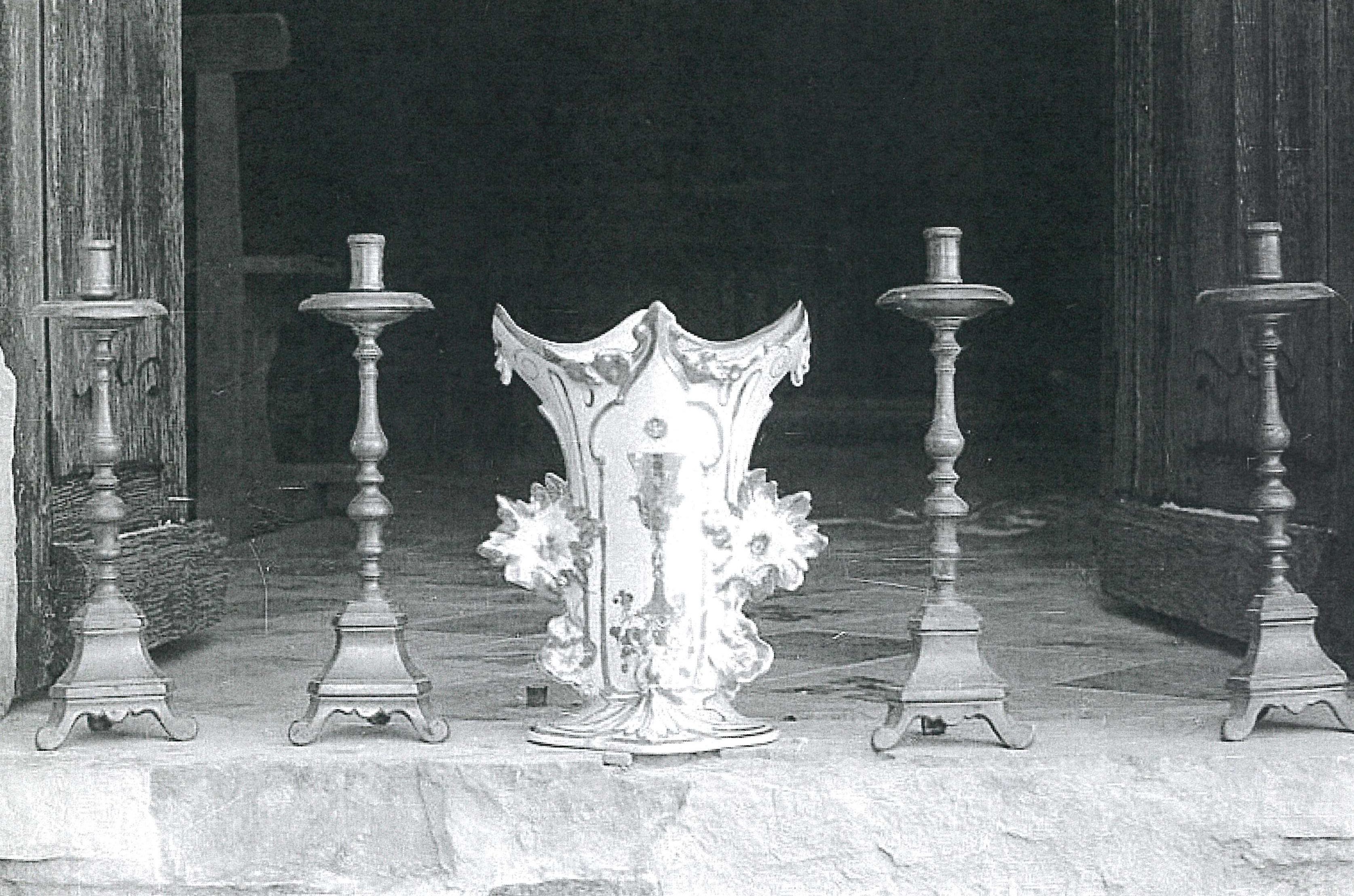 quatre chandeliers d'autel et vase