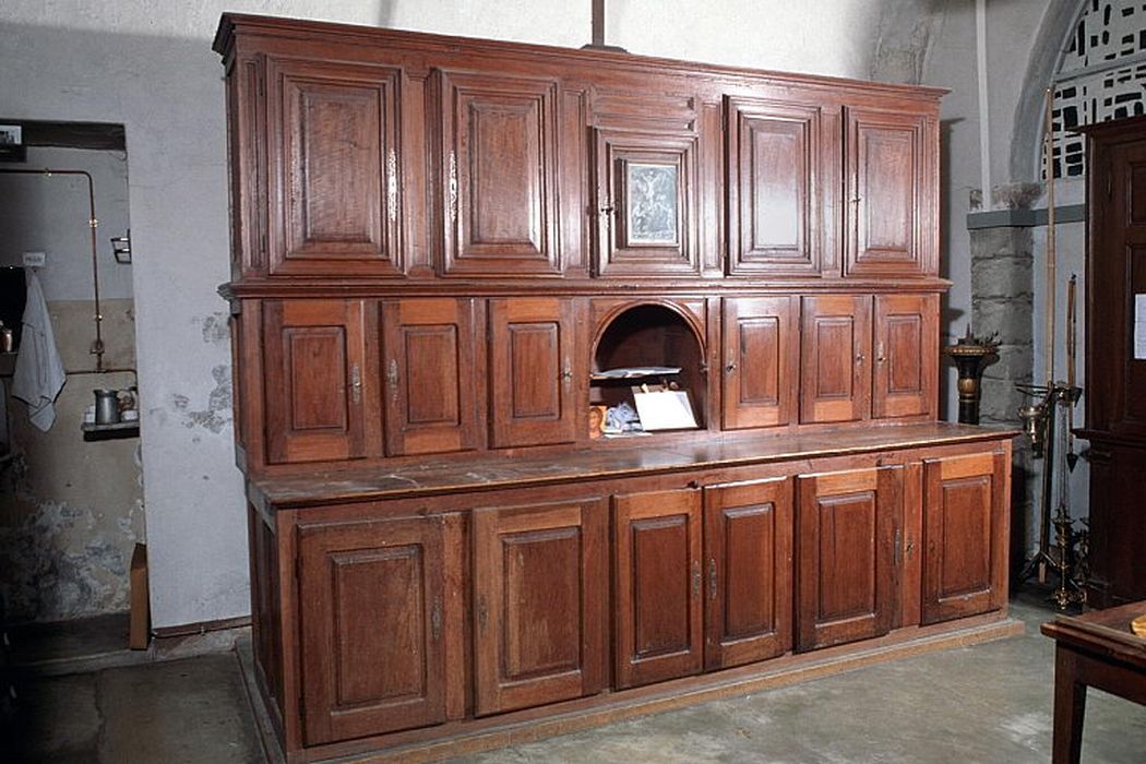 meuble de sacristie et estampe encastrée : Crucifixion - © Ministère de la Culture (France), Conservation des antiquités et des objets d’art de la Drôme – Tous droits réservés 