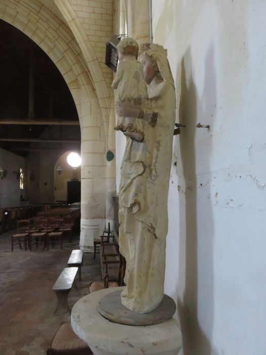 statue : Vierge à l’Enfant, profil gauche