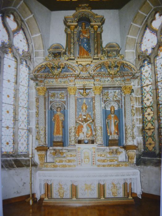 maître-autel de la sainte Trinité ; statue : Vierge à l'Enfant dite Notre Dame du Folgoët ; 3 statues : Saint Laurent, Sainte Trinité, Saint Sixte, vue générale - © Ministère de la Culture (France), Conservation des antiquités et des objets d’art du Finistère, tous droits réservés