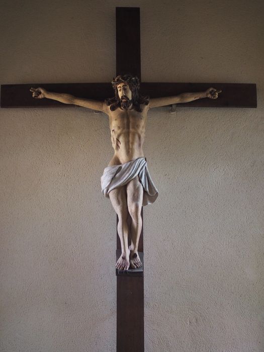 statue : Christ en croix, vue générale