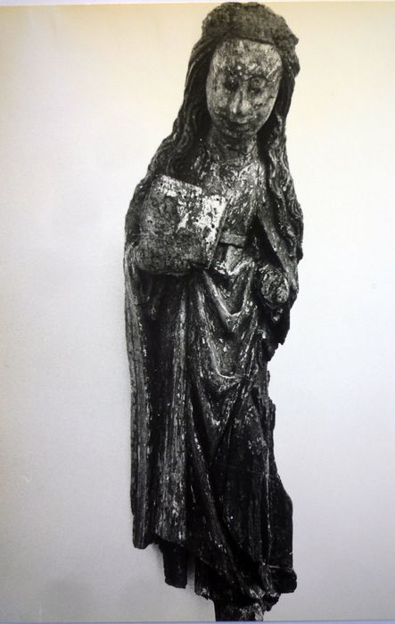 statue : Sainte Barbe, vue générale - © Ministère de la Culture (France), Conservation des antiquités et des objets d’art du Finistère, tous droits réservés