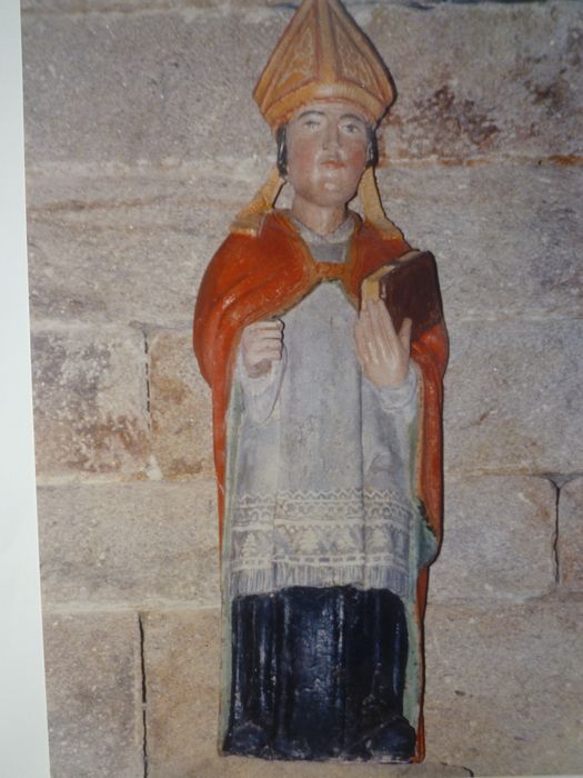 statue : Saint évêque au livre, vue générale - © Ministère de la Culture (France), Conservation des antiquités et des objets d’art du Finistère, tous droits réservés