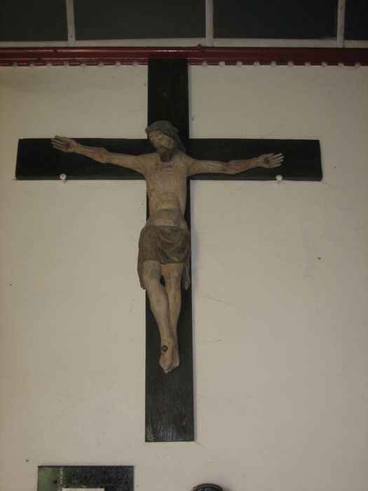 statue : Christ en croix, vue générale