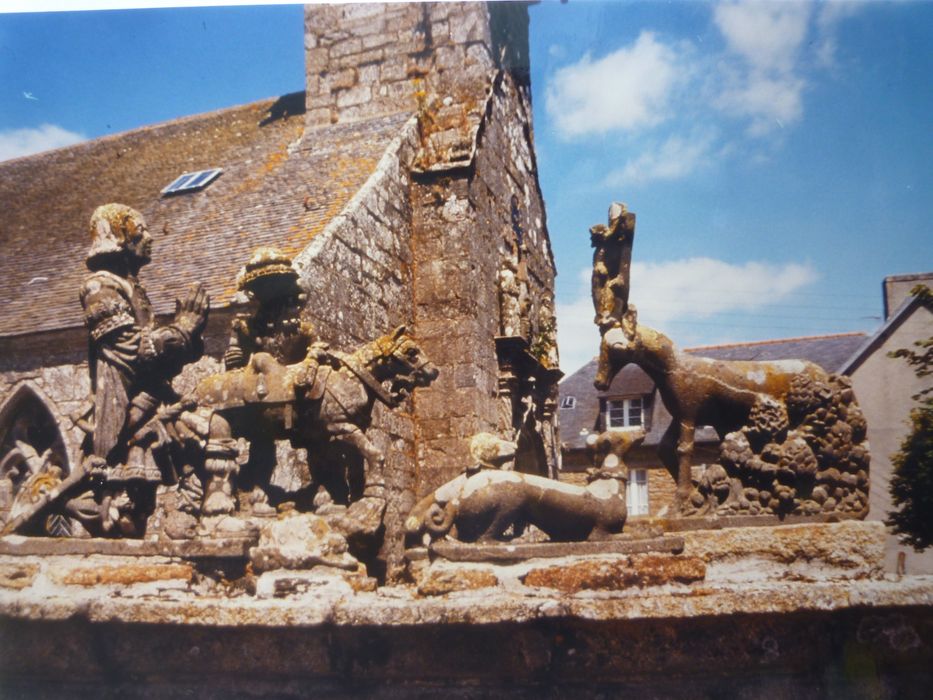 groupe sculpté : La châsse de saint Hubert, vue générale - © Ministère de la Culture (France), Conservation des antiquités et des objets d’art du Finistère, tous droits réservés