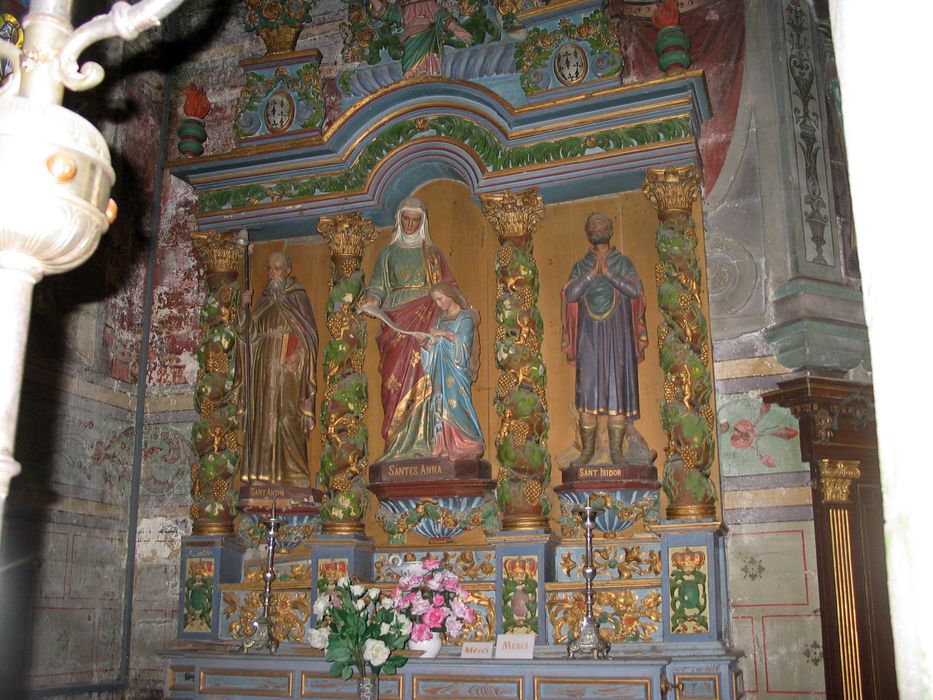 autel et retable de Sainte Anne ; 3 statues : Sainte Anne, Saint Antoine, Saint Isidore, vue générale - © Ministère de la Culture (France), Conservation des antiquités et des objets d’art du Finistère, tous droits réservés