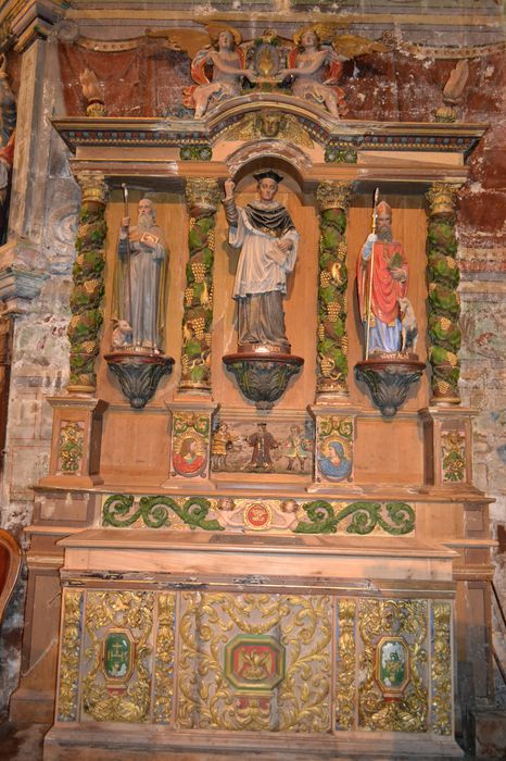 Autel et retable de Saint Yves ; 3 statues : Saint Yves, Saint Hervé, Saint Alar, vue générale