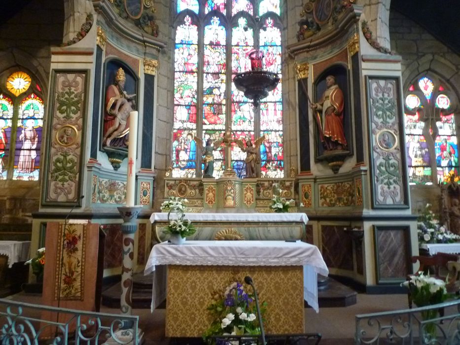 maître-autel ; niches latérales ; statues : la Trinité, Saint Guinal, vue générale - © Ministère de la Culture (France), Conservation des antiquités et des objets d’art du Finistère, tous droits réservés