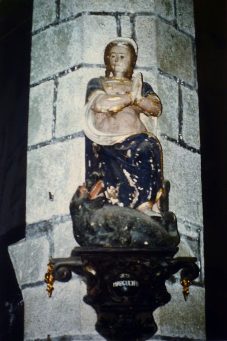 statue et socle : Sainte Marguerite, vue générale - © Ministère de la Culture (France), Conservation des antiquités et des objets d’art du Finistère, tous droits réservés