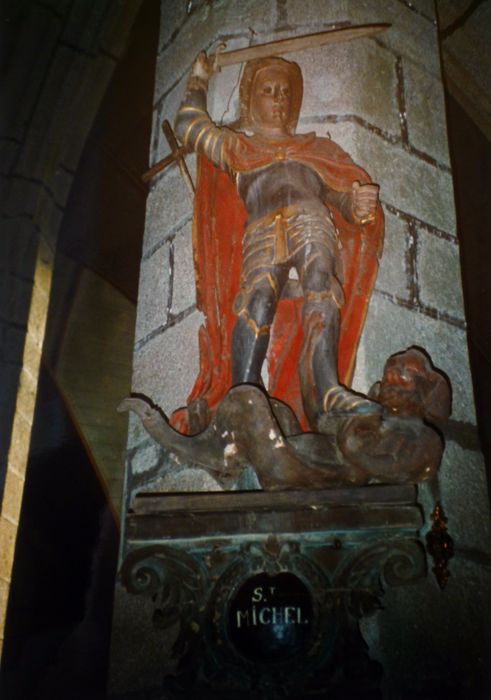 statue et socle : Saint Michel terrassant le démon, vue générale - © Ministère de la Culture (France), Conservation des antiquités et des objets d’art du Finistère, tous droits réservés