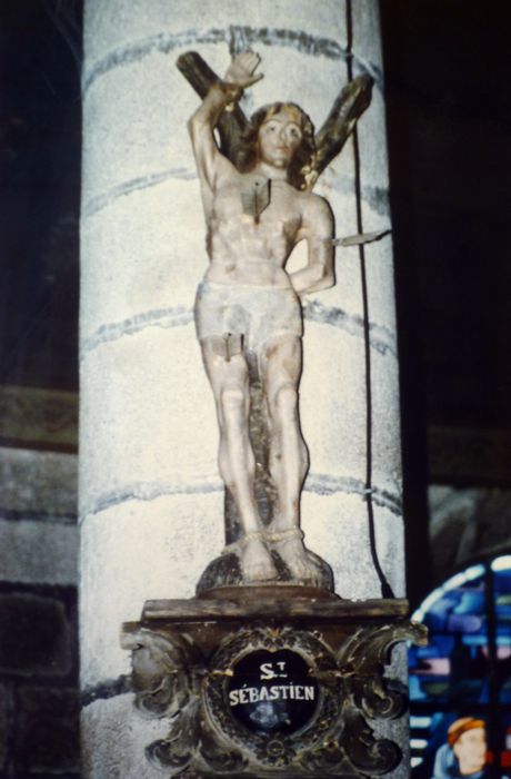 statue et socle : Saint Sébastien, vue générale - © Ministère de la Culture (France), Conservation des antiquités et des objets d’art du Finistère, tous droits réservés