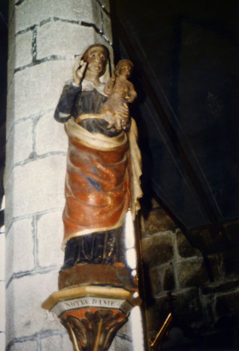 statue et socle : Vierge à l'Enfant dite Notre Dame des Carmes, vue générale - © Ministère de la Culture (France), Conservation des antiquités et des objets d’art du Finistère, tous droits réservés