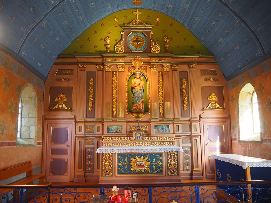 maître-autel, retable et boiseries du chevet, avec la statue de la Vierge à l'Enfant et 2 panneaux : Nativité, Fuite en Egypte, vue générale - © Ministère de la Culture (France), Conservation des antiquités et des objets d’art du Finistère, tous droits réservés