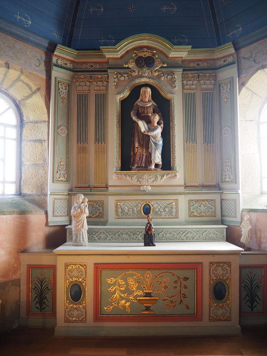 autel et retable de Sainte Anne avec le groupe de Sainte Anne et la Vierge (Education de la Vierge), vue générale - © Ministère de la Culture (France), Conservation des antiquités et des objets d’art du Finistère – Tous droits réservés