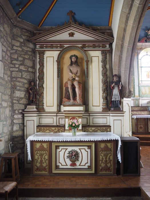 autel et retable du Christ attendant le supplice, avec les statues de Saint Roch et de Saint Yves, vue générale - © Ministère de la Culture (France), Conservation des antiquités et des objets d’art du Finistère, tous droits réservés