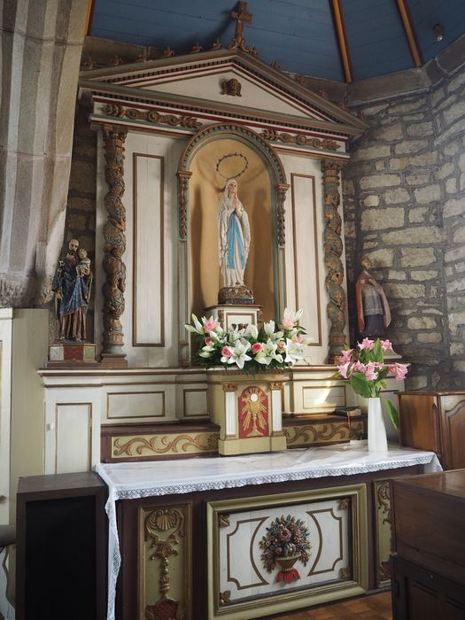 autel et retable de Notre Dame de Lourdes, avec les statues de Saint Joseph et de Saint Eloi, vue générale - © Ministère de la Culture (France), Conservation des antiquités et des objets d’art du Finistère – Tous droits réservés