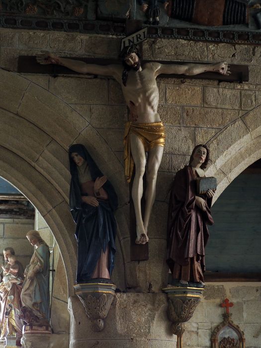 groupe sculpté : Le Christ entre la Vierge et saint Jean (La Crucifixion)