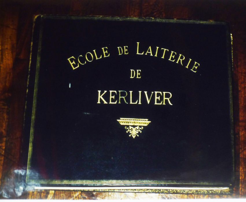 livre : Ecole de laiterie de Kerliver - © Ministère de la Culture (France), Conservation des antiquités et des objets d’art du Finistère, tous droits réservés