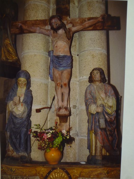 Groupe de la Crucifixion : Le Christ entre saint Jean et la Vierge