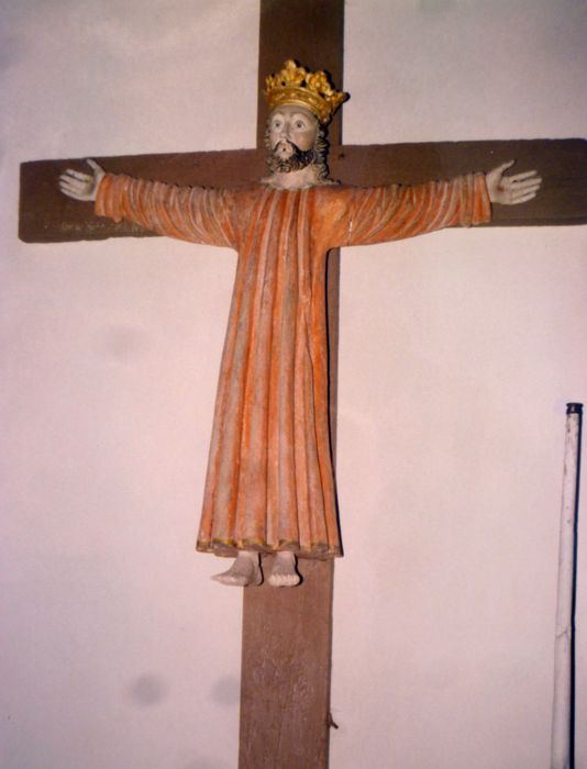 Statue : Christ en robe, couronné