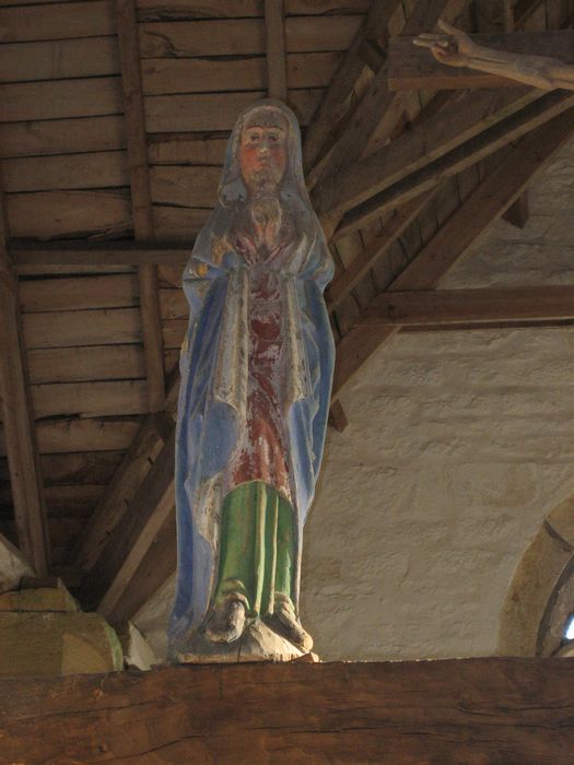 groupe sculpté : Christ entre la Vierge et saint Jean, vue partielle - © Ministère de la Culture (France), Conservation des antiquités et des objets d’art du Finistère, tous droits réservés