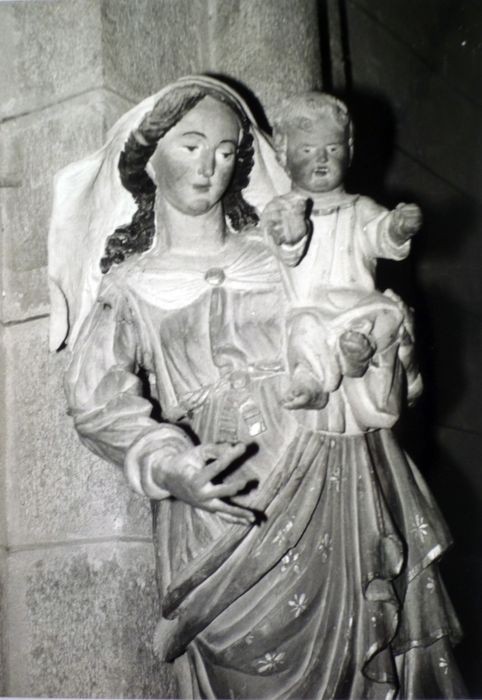 statue : Vierge à l'Enfant, vue partielle