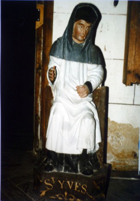 statue : Saint Yves assis