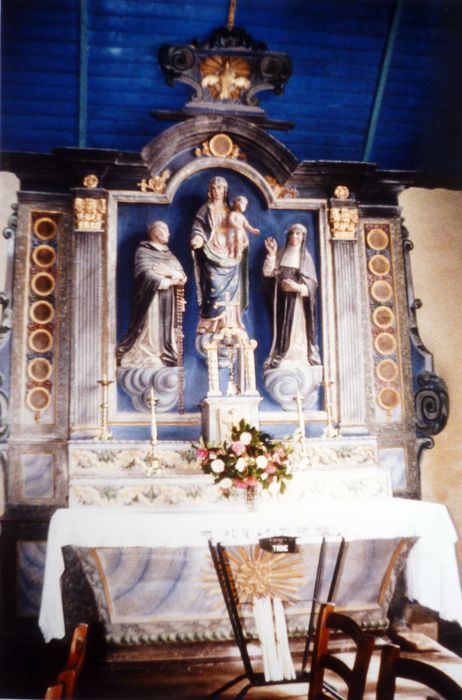 Autel et retable du Rosaire ; 3 statues : Saint Dominique, la Vierge, Sainte Catherine