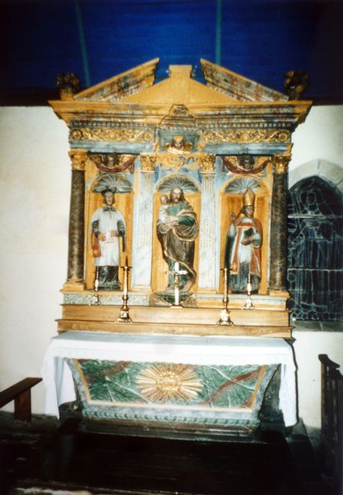 Autel ; retable ; 3 statues : Saint Yves, Saint Joseph, Saint Evêque