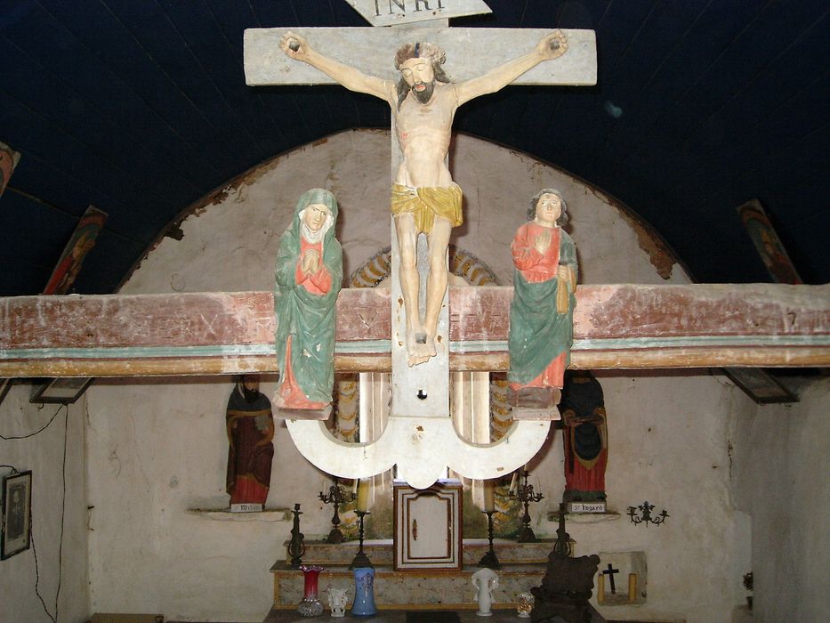 groupe sculpté : Le Christ entre la Vierge et saint Jean, vue générale - © Ministère de la Culture (France), Conservation des antiquités et des objets d’art du Finistère, tous droits réservés