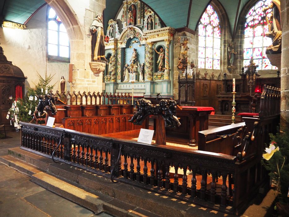 clôture du choeur et des chapelles latérales (banc de communion)