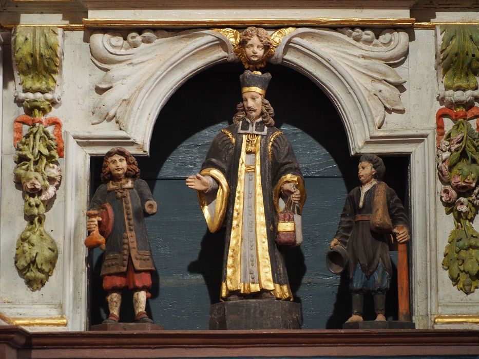 groupe sculpté : Saint Yves, le riche et le pauvre