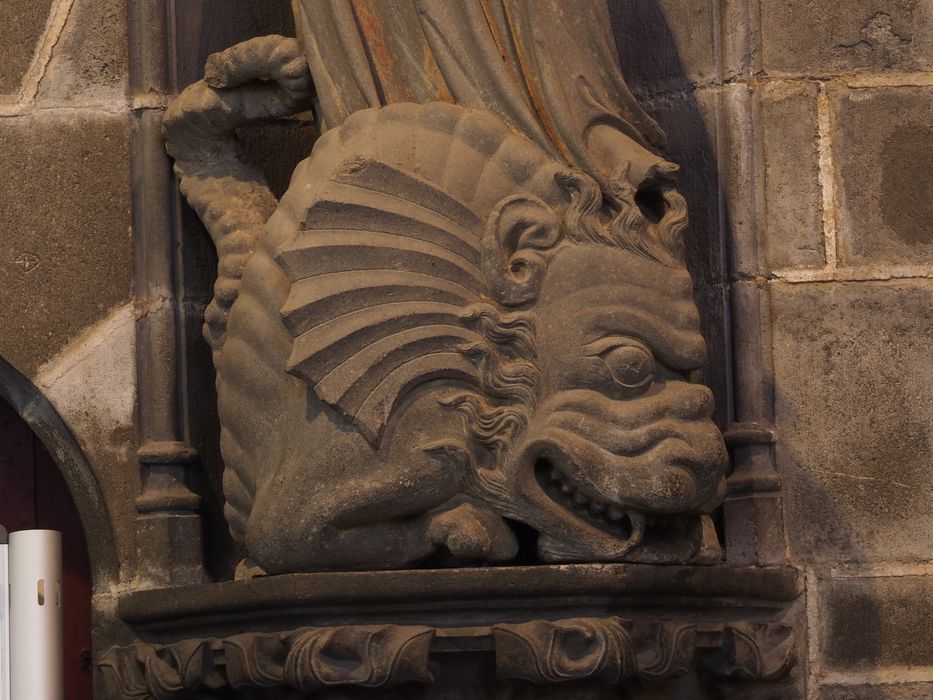 2 statues (grandeur nature) : Sainte Catherine, Sainte Marguerite ; détail dragon