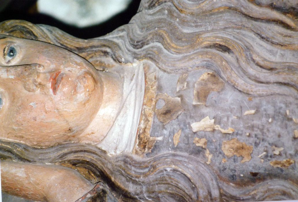statue : Sainte Marie-Madeleine couchée et tenant un crâne, détail