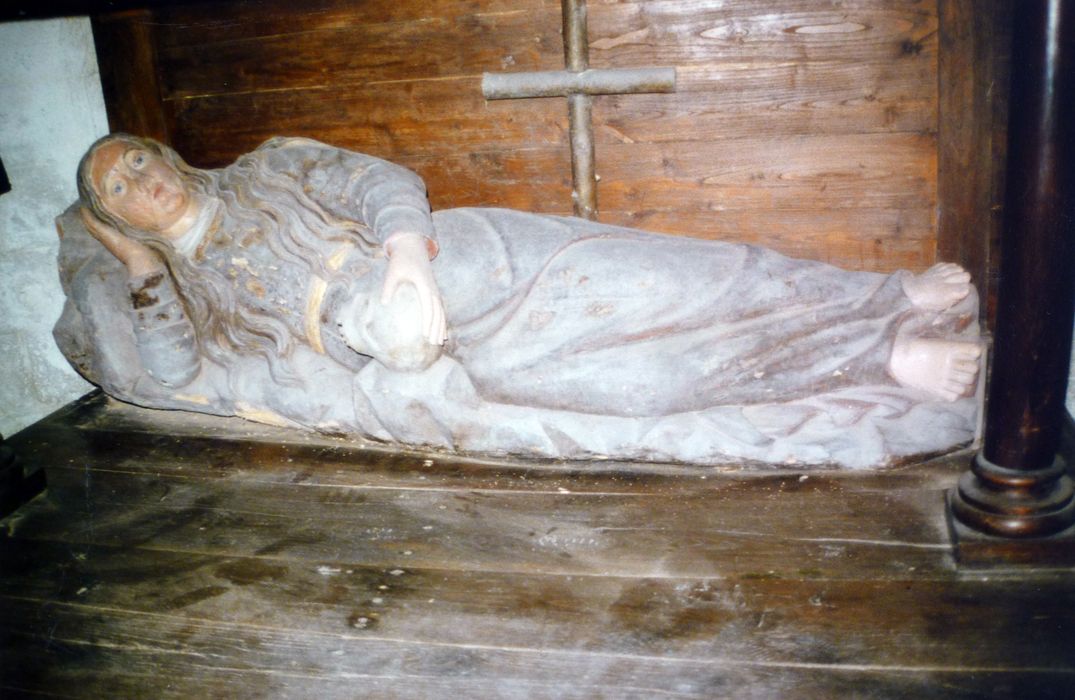 statue : Sainte Marie-Madeleine couchée et tenant un crâne