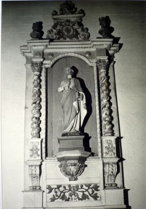 retable et statue de Saint Pierre