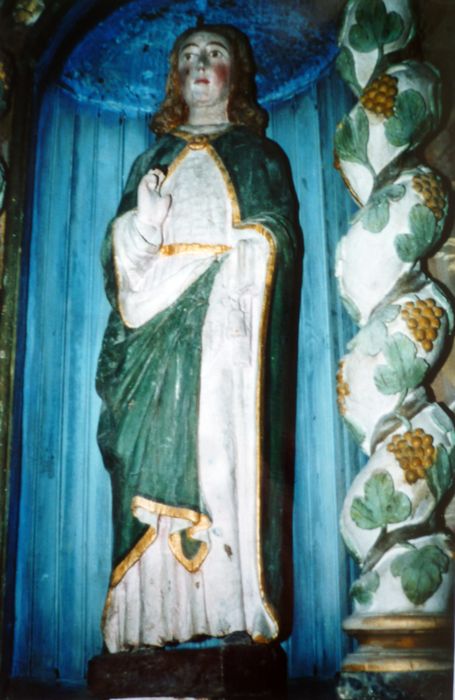 retable et deux statues : un saint et une sainte non identifiés, détail de la sainte - © Ministère de la Culture (France), Conservation des antiquités et des objets d’art du Finistère, tous droits réservés