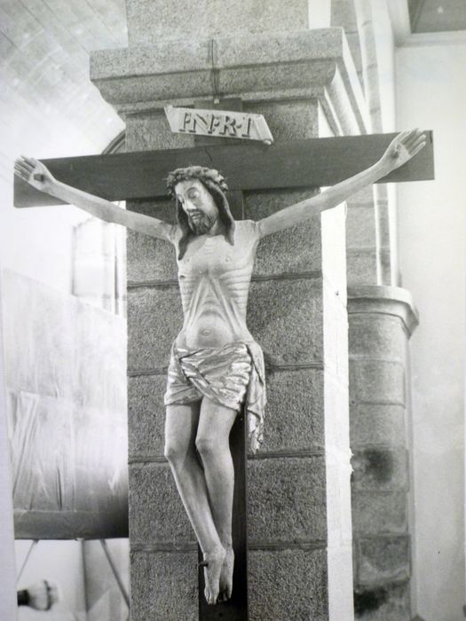 statue : Christ en croix