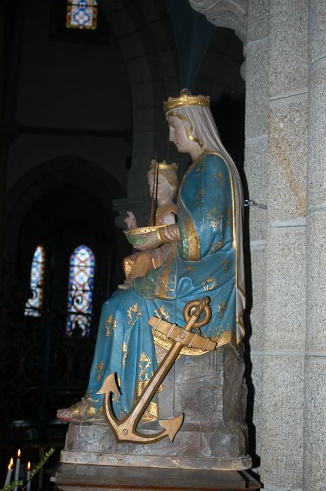 statue : Vierge à l'Enfant dite Intron Varia Lann-Riot, vue du côté gauche - © Ministère de la Culture (France), Conservation des antiquités et des objets d’art du Finistère, tous droits réservés