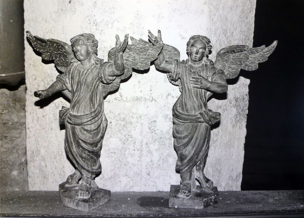 2 statues : Angelots - © Ministère de la Culture (France), Conservation des antiquités et des objets d’art du Finistère, tous droits réservés