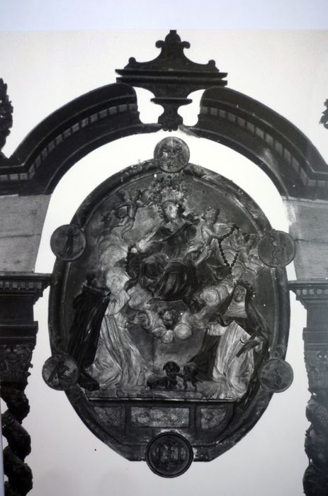 autel et retable du Rosaire, détail Vierge au Rosaire - © Ministère de la Culture (France), Conservation des antiquités et des objets d’art du Finistère, tous droits réservés