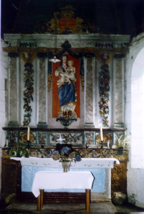 maître-autel ; retable ; statue : Vierge à l'Enfant dite Notre Dame de Guénily - © Ministère de la Culture (France), Conservation des antiquités et des objets d’art du Finistère, tous droits réservés
