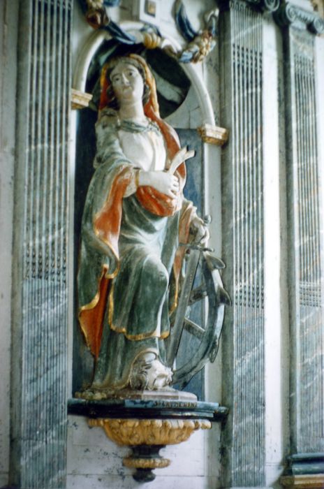 autel ; retable ; statue : Sainte Catherine, détail - © Ministère de la Culture (France), Conservation des antiquités et des objets d’art du Finistère, tous droits réservés